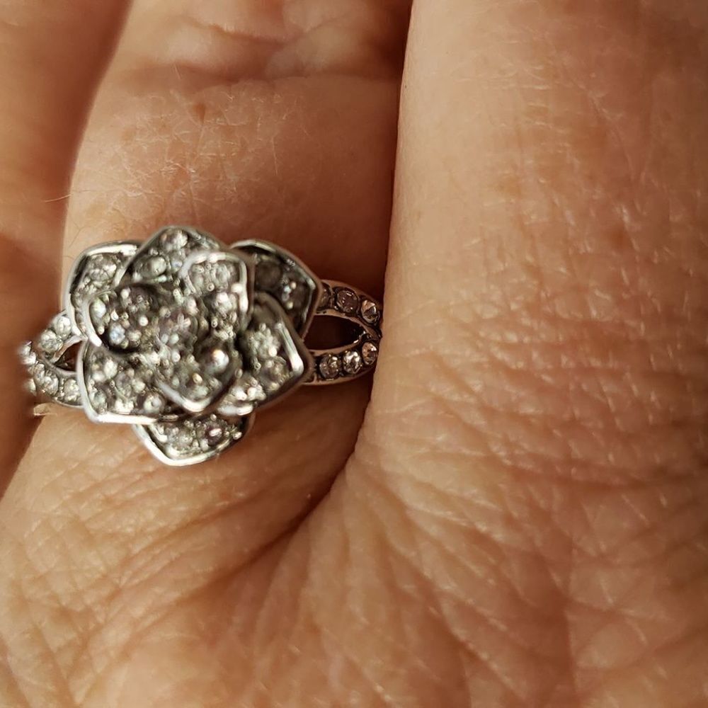 Gorgeous CZ Flower Ring- Sparkly & Stunning! Sz 9 - Picture 3 of 8
